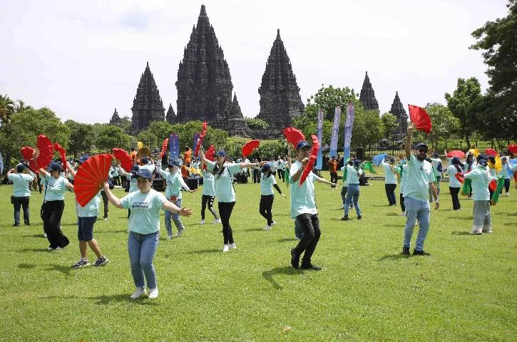 Peserta team building di area Prambanan